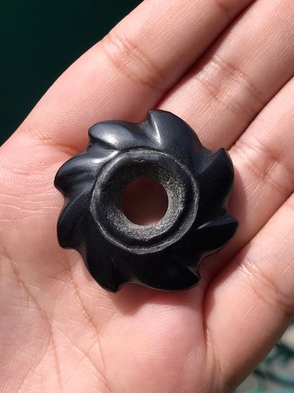 กงจักร เหล็กไหล ขนาดประมาณ 1 นิ้ว รูปทรงสวยงาม ผิวมันเงาดำสนิทผิวมันเงา มีน้ำหนัก สภาพสมบูรณ์ งานฝีมือ Classic เก่า แท้ แปลก หายาก แม่เหล็กด รูปที่ 7