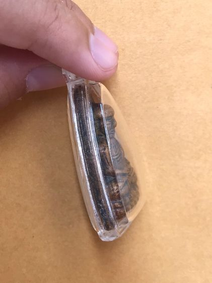 หลวงพ่อทวด วัดช้างให้ หลังเตารีด ปี 05 พิมพ์กลาง ปั๊มซ้ำ ปีกกว้าง เนื้อทองผสม สวยๆ คมๆ มีคราบดินเบ้า พิมพ์ถูก คมชัด สภาพเดิมๆ หายาก คลาสสิค  รูปที่ 3