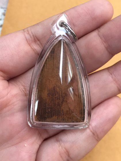 หลวงพ่อทวด วัดช้างให้ หลังเตารีด ปี 05 พิมพ์กลาง ปั๊มซ้ำ ปีกกว้าง เนื้อทองผสม สวยๆ คมๆ มีคราบดินเบ้า พิมพ์ถูก คมชัด สภาพเดิมๆ หายาก คลาสสิค  รูปที่ 6