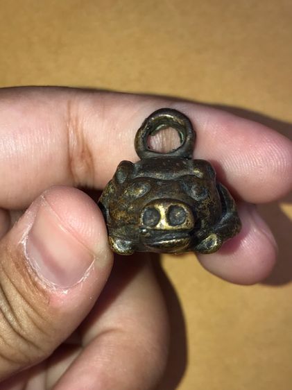 หล่อโบราณ พญาหมู เสี่ยงทาย ใต้ท้องมียันต์ เนื้อทองผสม หูขวาง มีหูในตัว ผิวมะระ แห้งเหี่ยว ขึ้นคราบ รูปแบบสวยงาม สภาพสมบูรณ์ สุดclassic เก่า  รูปที่ 4