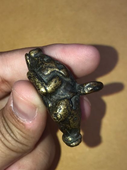 หล่อโบราณ พญาหมู เสี่ยงทาย ใต้ท้องมียันต์ เนื้อทองผสม หูขวาง มีหูในตัว ผิวมะระ แห้งเหี่ยว ขึ้นคราบ รูปแบบสวยงาม สภาพสมบูรณ์ สุดclassic เก่า  รูปที่ 5