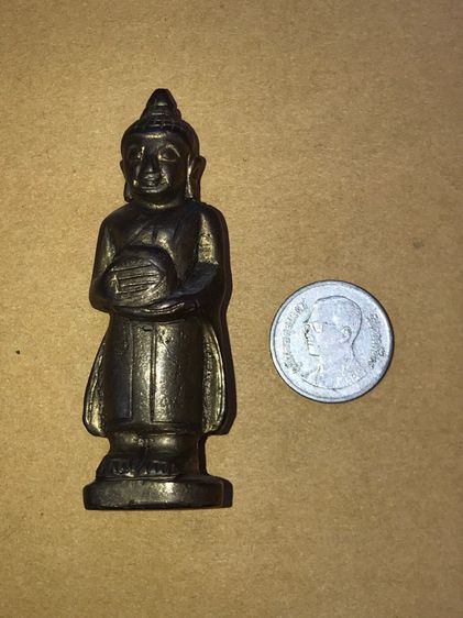 หล่อโบราณ พระยืนอุ้มบาตร เนื้อทองเหลือง รอบตะไบหยาบ สวยเก่า ขนาดประมาณ 1 นิ้ว  ผิวแห้ง เดิมๆ รูปแบบสวยงาม สภาพสมบูรณ์ สุดclassic เก่า แท้ แป รูปที่ 7