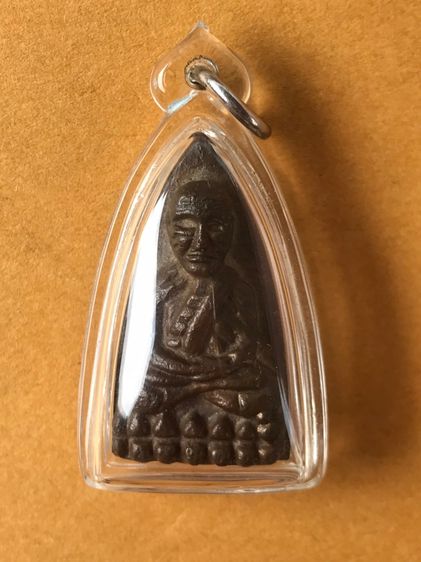 หลวงปู่ทวด หลังเตารีด ปี 05 พิมพ์ใหญ่ เป็นพิมพ์เมฆพัตร เข่าตุ่ม เนื้อนวะโลหะ ตะไบหยาบ มีคราบเบ้า สภาพสวยมากๆ เก่า แท้ เดิมๆ แปลก หายากสุดๆ รูปที่ 2