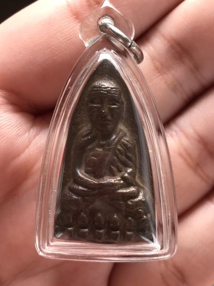 หลวงปู่ทวด หลังเตารีด ปี 05 พิมพ์ใหญ่ เป็นพิมพ์เมฆพัตร เข่าตุ่ม เนื้อนวะโลหะ ตะไบหยาบ มีคราบเบ้า สภาพสวยมากๆ เก่า แท้ เดิมๆ แปลก หายากสุดๆ