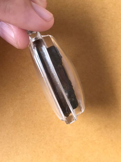 หลวงปู่ทวด หลังเตารีด ปี 05 พิมพ์ใหญ่ เป็นพิมพ์เมฆพัตร เข่าตุ่ม เนื้อนวะโลหะ ตะไบหยาบ มีคราบเบ้า สภาพสวยมากๆ เก่า แท้ เดิมๆ แปลก หายากสุดๆ รูปที่ 4