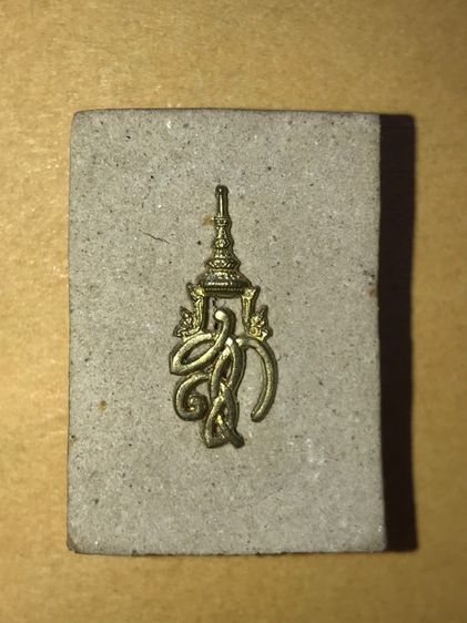 หลวงปู่ทวด สก. พิมพ์สี่เหลี่ยม เนื้อผงบางขุนพรหม ฝังผงบางขุนพรหมทั้งองค์ รุ่นแรก พ.ศ.2544 พิมพ์พิเศษ สร้างน้อยหายาก สภาพสวย ผิวเดิมๆ  รูปที่ 2