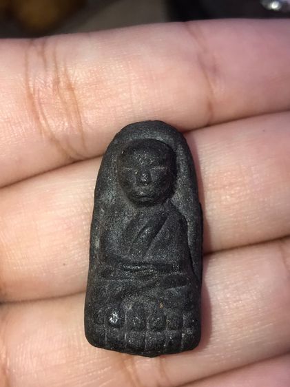 หลวงปู่ทวด รุ่นแรก ปี 2497 พิมพ์พระรอด เนื้อว่าน กรรมการ ออกสีดำ มีคราบไขว่าน สภาพสวย สมบูรณ์ เก่า แท้ แปลก หายาก รูปที่ 7