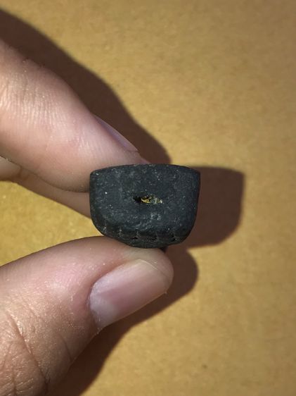 หลวงปู่ทวด รุ่นแรก ปี 2497 พิมพ์พระรอด เนื้อว่าน กรรมการ ออกสีดำ มีคราบไขว่าน สภาพสวย สมบูรณ์ เก่า แท้ แปลก หายาก รูปที่ 5