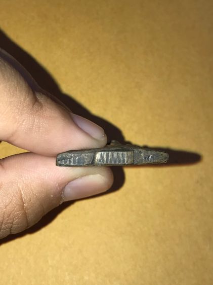 เหรียญจอบ หลังทองเหลือ ปี 2478 หลวงพ่อไปล่ วัดกำแพง กทม. เนื้อทองผสม ผิวออกสีส้มอมดำ แห้งเหี่ยว พิมพ์ทรง ตำหนิครบ ถูกต้อง เก่า แท้ จำนวนสร้า รูปที่ 5