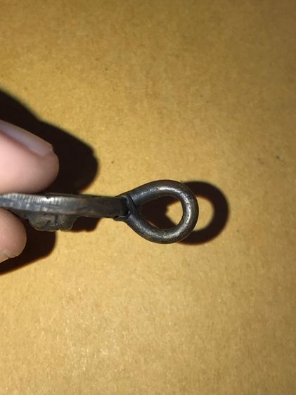 เหรียญจอบ หลังทองเหลือ ปี 2478 หลวงพ่อไปล่ วัดกำแพง กทม. เนื้อทองผสม ผิวออกสีส้มอมดำ แห้งเหี่ยว พิมพ์ทรง ตำหนิครบ ถูกต้อง เก่า แท้ จำนวนสร้า รูปที่ 6