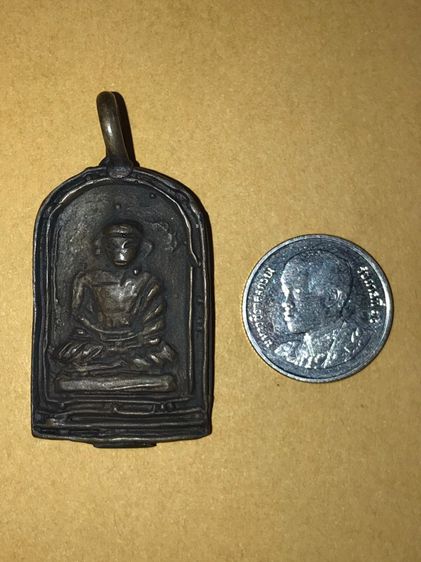 เหรียญจอบ หลังทองเหลือ ปี 2478 หลวงพ่อไปล่ วัดกำแพง กทม. เนื้อทองผสม ผิวออกสีส้มอมดำ แห้งเหี่ยว พิมพ์ทรง ตำหนิครบ ถูกต้อง เก่า แท้ จำนวนสร้า รูปที่ 7