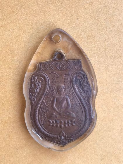 เหรียญองคุลิมาล เจ้าคุณโต วัดสมุหประดิษฐ์ สระบุรี ปี 2470 ขอบเลื่อย ด้านหลังจารมือ เหรียญบาง แบบนูนต่ำ ผิวเดิม สภาพสวย สมบูรณ์ พร้อมเลี่ยม พ