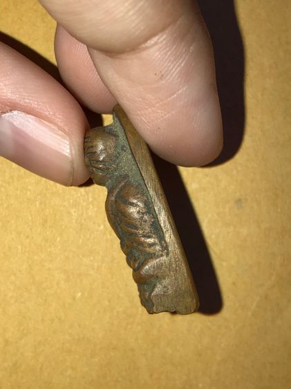 หลวงปู่ทวด หลังเตารีด พิมพ์เล็ก แข้งขีด นิยม เนื้อโลหะ ปี 2505 จ.ปัตตานี ด้านหลังเรียบ เนื้อแดง ผิวเดิมๆ เก่า แท้ หายาก รูปที่ 4