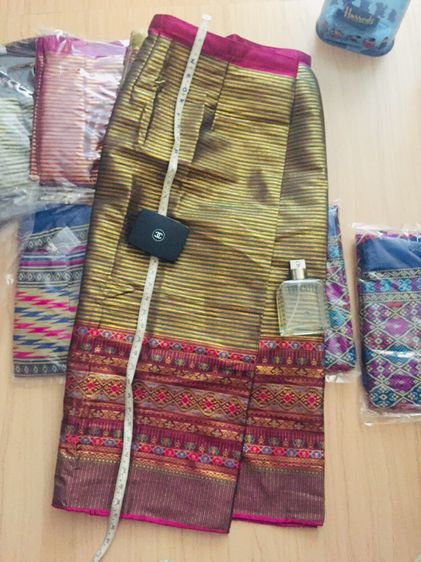 🔴ขายเทปีใหม่🔴 ผ้าซิ่นสาวเหนือ เลื่อมทอง ขอบชมพูบานเย็น ของใหม่ รูปที่ 2