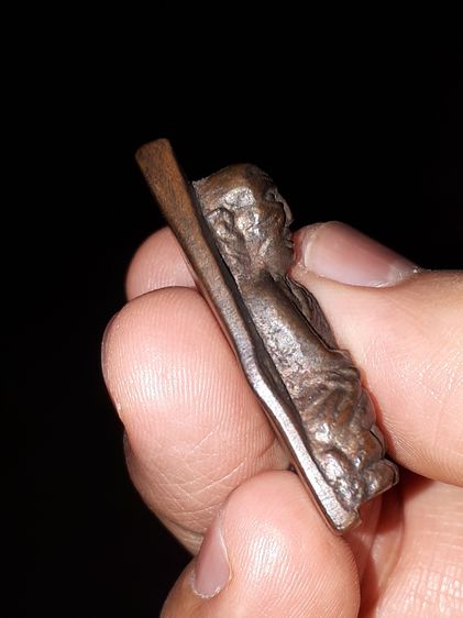 หลวงปู่ทวด เตารีด เฉลิมพล No. 37 พิมพ์ใหญ่ A บัวตุ่ม เนื้อนวโลหะ วัดช้างให้ สร้าง พ.ศ.2505 ด้านหน้า ตอกโค้ด ฉ 2 ตัว และด้านหลังเป็นลายมือ เข รูปที่ 12