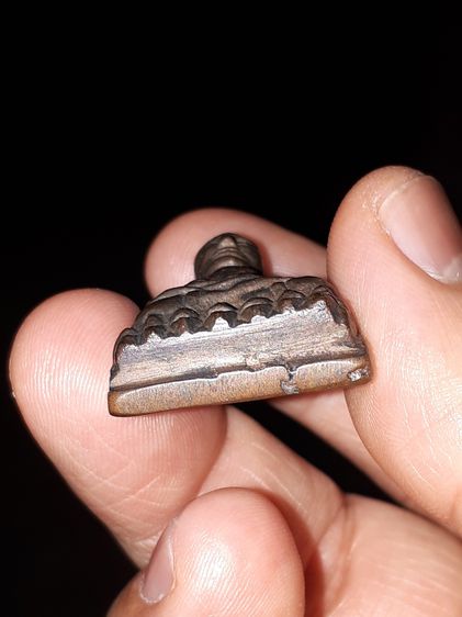 หลวงปู่ทวด เตารีด เฉลิมพล No. 37 พิมพ์ใหญ่ A บัวตุ่ม เนื้อนวโลหะ วัดช้างให้ สร้าง พ.ศ.2505 ด้านหน้า ตอกโค้ด ฉ 2 ตัว และด้านหลังเป็นลายมือ เข รูปที่ 13