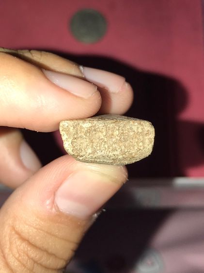 พระนางพญา วัดพระศรีรัตนมหาธาตุ จังหวัดพิษณุโลก พิมพ์เทวดา หลังลายนิ้วมือ เนื้อดินเผา สีเขียว มีคราบกรุมวลสารครบ จัด ละเอียด มีเม็ดกรวดทราย อ รูปที่ 2