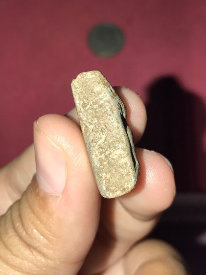 พระนางพญา วัดพระศรีรัตนมหาธาตุ จังหวัดพิษณุโลก พิมพ์เทวดา หลังลายนิ้วมือ เนื้อดินเผา สีเขียว มีคราบกรุมวลสารครบ จัด ละเอียด มีเม็ดกรวดทราย อ รูปที่ 4