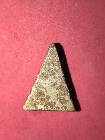 พระนางพญา วัดพระศรีรัตนมหาธาตุ จังหวัดพิษณุโลก พิมพ์เทวดา หลังลายนิ้วมือ เนื้อดินเผา สีเขียว มีคราบกรุมวลสารครบ จัด ละเอียด มีเม็ดกรวดทราย อ รูปที่ 11