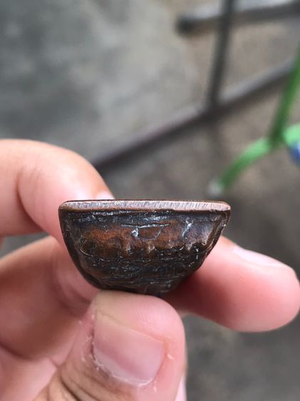 หลวงปู่ทวด หลังเตารีด พิมพ์ใหญ่ปั้มซ้ำ ปีกกว้าง พิมพ์นิยม วัดช้างไห้ ปี 2505 เนื้อสองสี เนื้อเหยี่ยวย่น เก่า เดิมๆ สภาพใช้ ดูง่าย เป็นธรรมชา รูปที่ 8