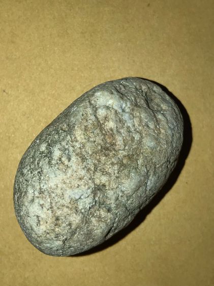 คตไข่งูจงอาง สีขาวอมเทา ผิวมีลาย ดำคาด มีเกล็ดออกสีเงิน และสีทองรอบๆ  มีน้ำหนัก ขนาด 1.5 คูณ 2 นิ้ว รูปทรงกลมมน เก่า สวย แท้ แปลก หายาก มากๆ รูปที่ 11