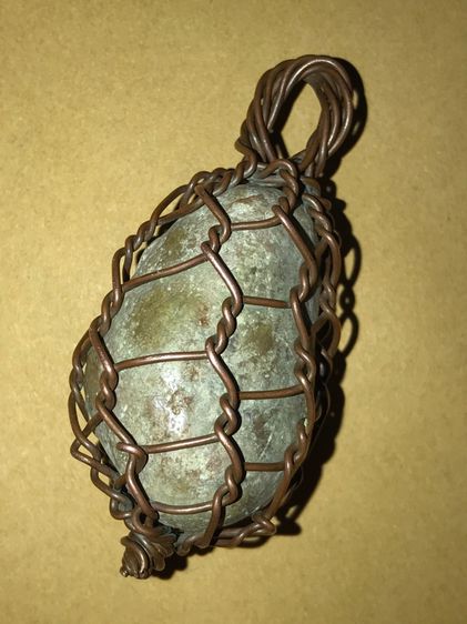 ธาตุกายสิทธิ์ ของหลวงปู่ศรีสุทโธ แห่งลุ่มแม่น้ำโขง ผิวสีเขียว ขึ้นฝ้าขาว ขนาดกลมมน มีน้ำหนัก ขนาด 2 คูณ 5 ซม.ผิวมันเรียบ ถักลวดทองแดง ห้อยคอ รูปที่ 6