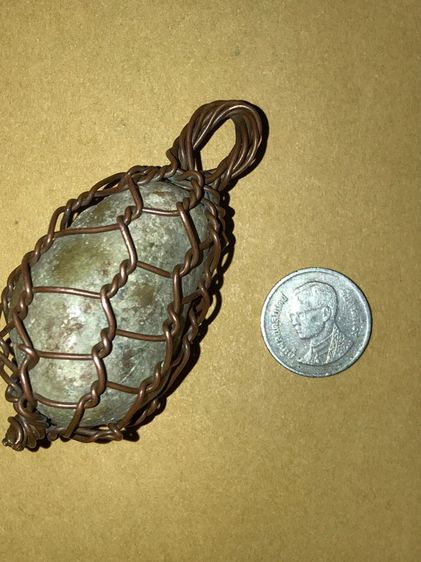 ธาตุกายสิทธิ์ ของหลวงปู่ศรีสุทโธ แห่งลุ่มแม่น้ำโขง ผิวสีเขียว ขึ้นฝ้าขาว ขนาดกลมมน มีน้ำหนัก ขนาด 2 คูณ 5 ซม.ผิวมันเรียบ ถักลวดทองแดง ห้อยคอ รูปที่ 5