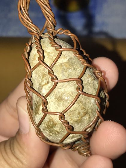 ธาตุกายสิทธิ์ ของหลวงปู่ศรีสุทโธ แห่งลุ่มแม่น้ำโขง ผิวสีเขียว ขึ้นฝ้าขาว ขนาดกลมมน มีน้ำหนัก ขนาด 2 คูณ 5 ซม.ผิวมันเรียบ ถักลวดทองแดง ห้อยคอ รูปที่ 2