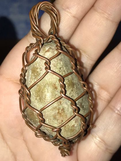 ธาตุกายสิทธิ์ ของหลวงปู่ศรีสุทโธ แห่งลุ่มแม่น้ำโขง ผิวสีเขียว ขึ้นฝ้าขาว ขนาดกลมมน มีน้ำหนัก ขนาด 2 คูณ 5 ซม.ผิวมันเรียบ ถักลวดทองแดง ห้อยคอ รูปที่ 4