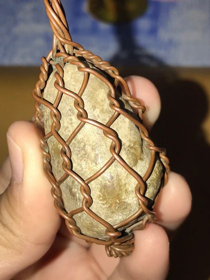 ธาตุกายสิทธิ์ ของหลวงปู่ศรีสุทโธ แห่งลุ่มแม่น้ำโขง ผิวสีเขียว ขึ้นฝ้าขาว ขนาดกลมมน มีน้ำหนัก ขนาด 2 คูณ 5 ซม.ผิวมันเรียบ ถักลวดทองแดง ห้อยคอ รูปที่ 3