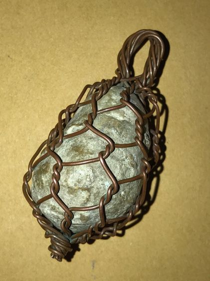 ธาตุกายสิทธิ์ ของหลวงปู่ศรีสุทโธ แห่งลุ่มแม่น้ำโขง ผิวสีเขียว ขึ้นฝ้าขาว ขนาดกลมมน มีน้ำหนัก ขนาด 2 คูณ 5 ซม.ผิวมันเรียบ ถักลวดทองแดง ห้อยคอ รูปที่ 7