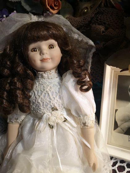 Porcelain Doll ตุ๊กตาเจ้าสาวหน้ากระเบื้องตัวผ้า ดัดขาให้ยืนหรือนั่งได้ ไม่มีรองเท้า ผ้าคลุมขาดเป็นรูเล็กๆบางจุด  ไซส์16 นิ้ว รูปที่ 3