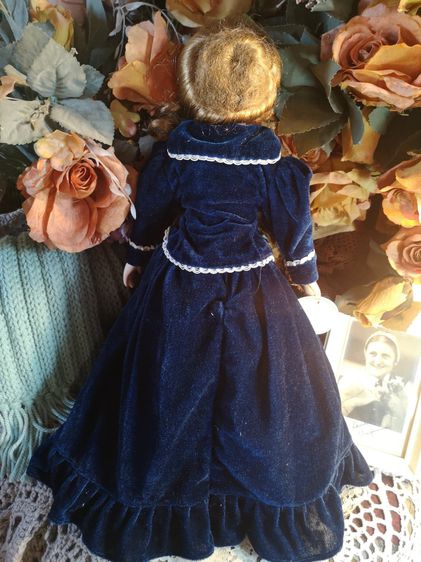 ไซส์18 นิ้ว Porcelain Doll ตุ๊กตามาดามหน้ากระเบื้องตัวผ้า ขายืน ในชุดย้อนยุคกำมะยีน้ำเงินซับยังใหม่หลายชั้น สวยสมบูรณ์ชุดครบ ผมยุ่งตรงมวยนิด รูปที่ 9