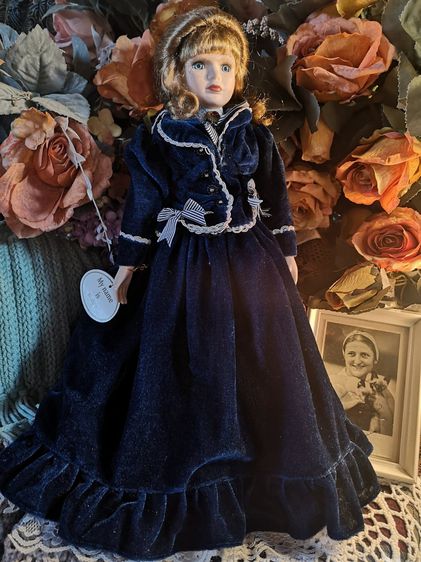 ไซส์18 นิ้ว Porcelain Doll ตุ๊กตามาดามหน้ากระเบื้องตัวผ้า ขายืน ในชุดย้อนยุคกำมะยีน้ำเงินซับยังใหม่หลายชั้น สวยสมบูรณ์ชุดครบ ผมยุ่งตรงมวยนิด รูปที่ 4
