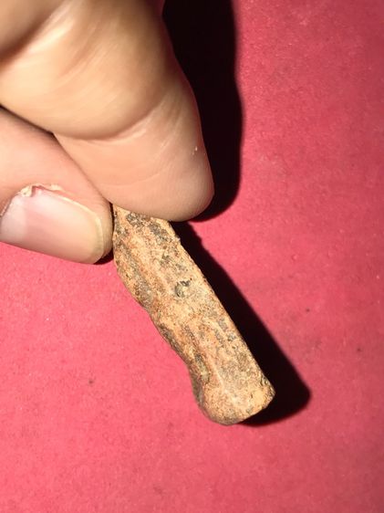 พระนางพญา พิมพ์เทวดา เนื้อดิน มีคราบกรุ ขอบไม่คม แห้งเหี่ยว ผิวเดิม เก่า แท้ สภาพสวยสมบูรณ์ เป็นธรรมชาติ พระแท้ มีพุทธคุณ ไม่ทราบกรุ รูปที่ 4