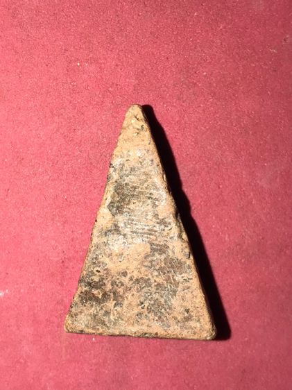 พระนางพญา พิมพ์เทวดา เนื้อดิน มีคราบกรุ ขอบไม่คม แห้งเหี่ยว ผิวเดิม เก่า แท้ สภาพสวยสมบูรณ์ เป็นธรรมชาติ พระแท้ มีพุทธคุณ ไม่ทราบกรุ รูปที่ 2