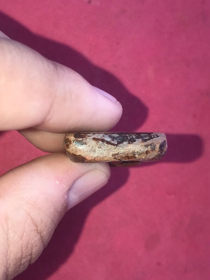 พระซุ้มกอ พิมพ์กลาง กรุวัดพิกุล หลังอย่างสวย เนื้อดิน มีแร่ดอกมะขาม สีพิกุล ผิวมันเงา แห้ง ตำหนิครบ กนกติดแขนด้านซ้าย ตามสูตร จับองค์พระแล้ว รูปที่ 5