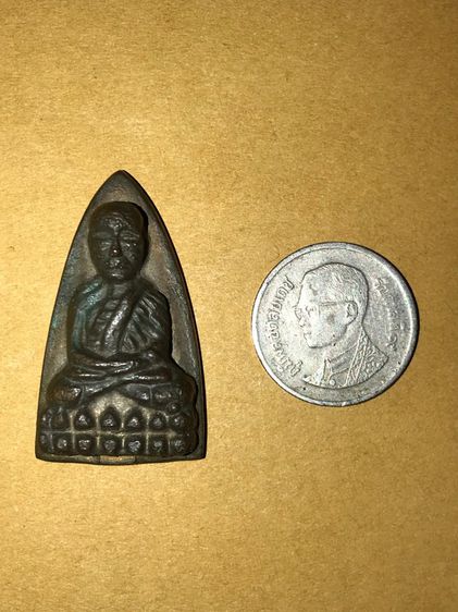 พระหลวงปู่ทวด หลังเตารีด พิมพ์ใหญ่ พิมพ์เมฆพัตร เข่าตุ่ม เนื้อนวะ ปี 2505 ถูกพิมพ์ มีคราบขี้เบ้า ผิวมะระ กลับดำ หลังเรียบ ตะไบสวย เก่า แท้ แ รูปที่ 6