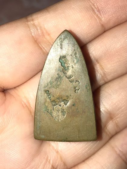 พระหลวงปู่ทวด หลังเตารีด พิมพ์ใหญ่ พิมพ์เมฆพัตร เข่าตุ่ม เนื้อนวะ ปี 2505 ถูกพิมพ์ มีคราบขี้เบ้า ผิวมะระ กลับดำ หลังเรียบ ตะไบสวย เก่า แท้ แ รูปที่ 8