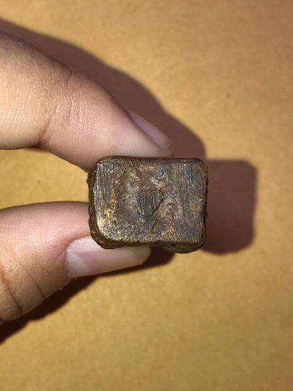 รูปหล่อโบราณ พระนั่งซุ้มปางประทานพร เนื้อทองเหลืองโบราณ หล่อตัน หนามาก ขนาดกว้าง 1.5  สูง 5 ซม. มีน้ำหนัก เป็นพระยุคแรกๆ ปี 24xx พระสวยสมบู รูปที่ 5