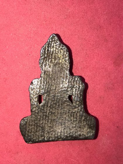 พระร่วงนั่งปางสมาธิ กรุลพบุรี เนื้อชินเงิน มีคราบปรอท หลังลายผ้า ขนาดกว้าง 3 สูง 4 ซม. มีน้ำหนัก มีศิลป์แบบลพบุรียุคต้น พิมพ์ทรงขึงขังเต็มศิ รูปที่ 3