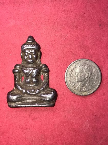 พระร่วงนั่งปางสมาธิ กรุลพบุรี เนื้อชินเงิน มีคราบปรอท หลังลายผ้า ขนาดกว้าง 3 สูง 4 ซม. มีน้ำหนัก มีศิลป์แบบลพบุรียุคต้น พิมพ์ทรงขึงขังเต็มศิ รูปที่ 9