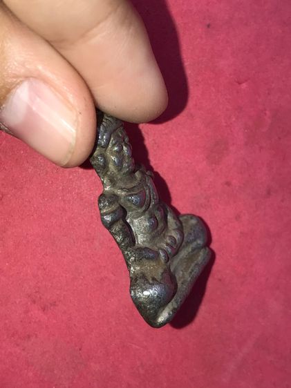 พระร่วงนั่งปางสมาธิ กรุลพบุรี เนื้อชินเงิน มีคราบปรอท หลังลายผ้า ขนาดกว้าง 3 สูง 4 ซม. มีน้ำหนัก มีศิลป์แบบลพบุรียุคต้น พิมพ์ทรงขึงขังเต็มศิ รูปที่ 4