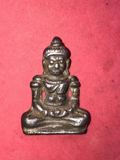 พระร่วงนั่งปางสมาธิ กรุลพบุรี เนื้อชินเงิน มีคราบปรอท หลังลายผ้า ขนาดกว้าง 3 สูง 4 ซม. มีน้ำหนัก มีศิลป์แบบลพบุรียุคต้น พิมพ์ทรงขึงขังเต็มศิ รูปที่ 2