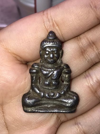 พระร่วงนั่งปางสมาธิ กรุลพบุรี เนื้อชินเงิน มีคราบปรอท หลังลายผ้า ขนาดกว้าง 3 สูง 4 ซม. มีน้ำหนัก มีศิลป์แบบลพบุรียุคต้น พิมพ์ทรงขึงขังเต็มศิ รูปที่ 7