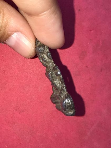 พระร่วงนั่งปางสมาธิ กรุลพบุรี เนื้อชินเงิน มีคราบปรอท หลังลายผ้า ขนาดกว้าง 3 สูง 4 ซม. มีน้ำหนัก มีศิลป์แบบลพบุรียุคต้น พิมพ์ทรงขึงขังเต็มศิ รูปที่ 5