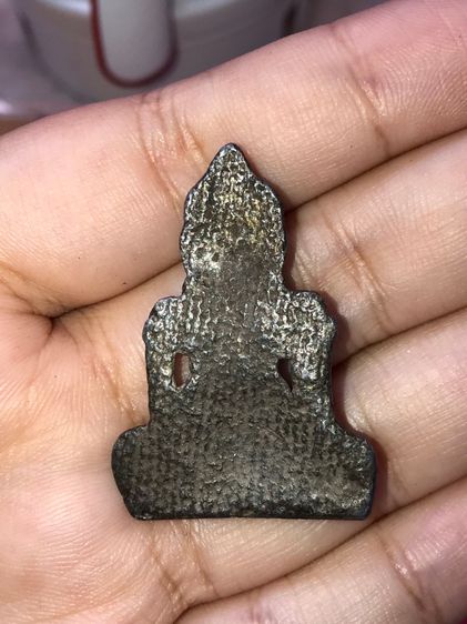 พระร่วงนั่งปางสมาธิ กรุลพบุรี เนื้อชินเงิน มีคราบปรอท หลังลายผ้า ขนาดกว้าง 3 สูง 4 ซม. มีน้ำหนัก มีศิลป์แบบลพบุรียุคต้น พิมพ์ทรงขึงขังเต็มศิ รูปที่ 8