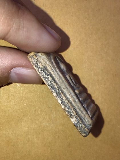 พระสมเด็จวัดระฆัง พิมพ์เจดีย์ใหญ่ วัดระฆัง กรุงเทพ หลังกาบหมาก เนื้อผงพุทธคุณ พระเนื้อแน่น มีน้ำหนัก เนื้อเหี่ยว ยุบย่น มีรอยปูไต่ มวลสารครบ รูปที่ 3