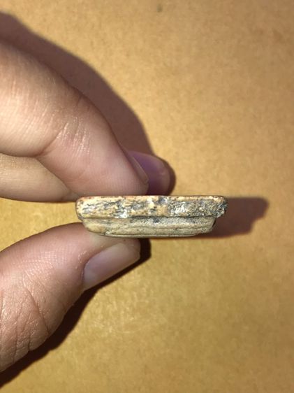 พระสมเด็จวัดระฆัง พิมพ์เจดีย์ใหญ่ วัดระฆัง กรุงเทพ หลังกาบหมาก เนื้อผงพุทธคุณ พระเนื้อแน่น มีน้ำหนัก เนื้อเหี่ยว ยุบย่น มีรอยปูไต่ มวลสารครบ รูปที่ 5