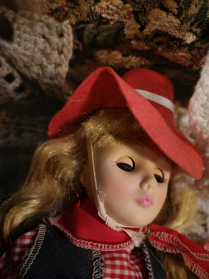 ตุ๊กตาวินเทจพลาสติกงานเก่าสภาพดีมาก vintage effanbee doll สูง 12 นิ้ว มีปั๊มคอ สวยงามไม่มีแตกหัก ชุดยังใหม่ ตาหลับได้ มีขาตั้งพร้อม รูปที่ 3